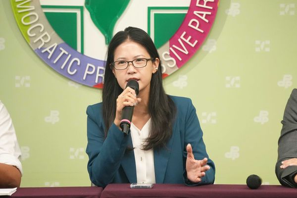 ▲▼民進黨發言人吳崢、台北市議員林亮君、台中市議員黃守達今（22日）召開「要拿又要嘴 蔣盧做事沒半撇」記者會。（圖／民進黨提供）