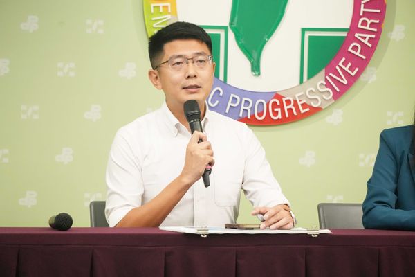 ▲▼民進黨發言人吳崢、台北市議員林亮君、台中市議員黃守達今（22日）召開「要拿又要嘴 蔣盧做事沒半撇」記者會。（圖／民進黨提供）