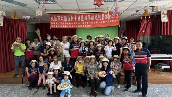 ▲桃園大園區80歲嬤李邱阿守，教草編樂在其中