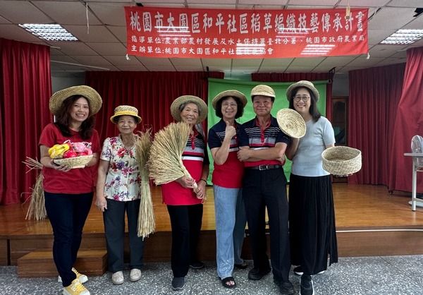 ▲桃園大園區80歲嬤李邱阿守，教草編樂在其中