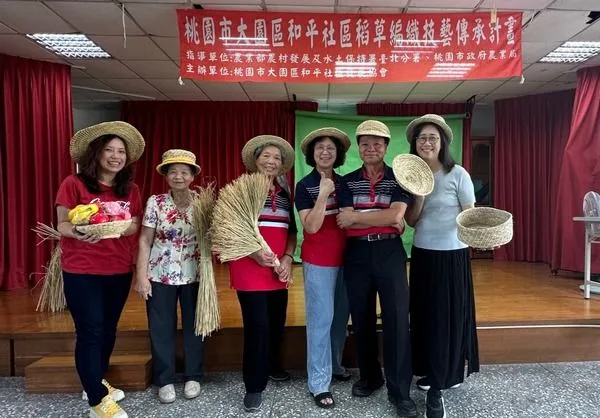 ▲桃園大園區80歲嬤李邱阿守，教草編樂在其中