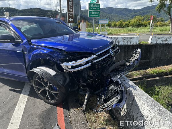 ▲▼兩輛福斯自小客車在三星鄉健富路一段與安農北路三段無號誌交叉口相撞，2車頭毀釀4傷。（圖／記者游芳男翻攝，下同）