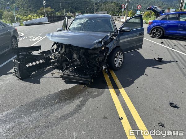 ▲▼兩輛福斯自小客車在三星鄉健富路一段與安農北路三段無號誌交叉口相撞，2車頭毀釀4傷。（圖／記者游芳男翻攝，下同）