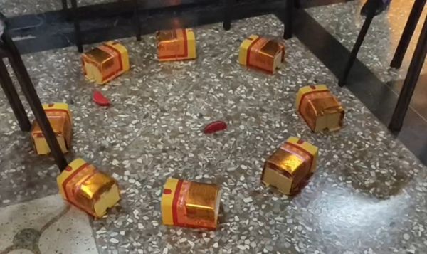 ▲員林地藏庵擲出立筊。（圖／記者唐詠絮翻攝）