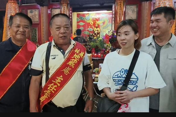 ▲員林地藏庵擲出立筊。（圖／記者唐詠絮翻攝）