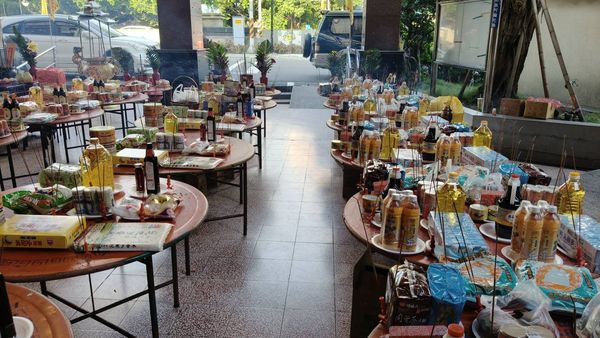 ▲員林地藏庵擲出立筊。（圖／記者唐詠絮翻攝）