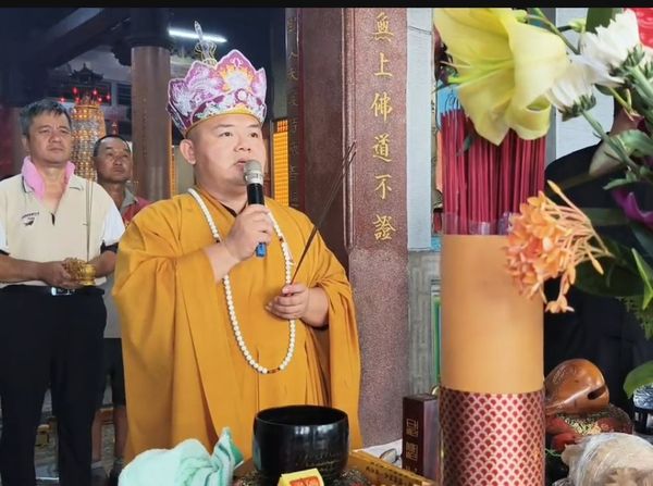 ▲員林地藏庵擲出立筊。（圖／記者唐詠絮翻攝）