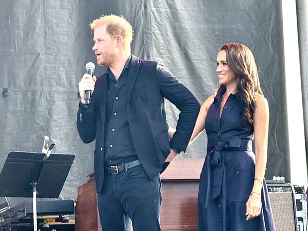 哈利王子和梅根驚喜亮相One805LIVE!慈善音樂會。（翻攝X@Le__Katerina）