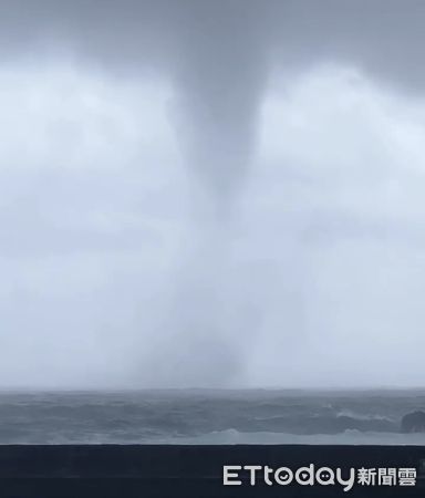 ▲綠島驚現水龍捲。（圖／鄭全德提供）