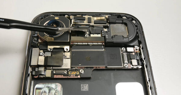 被iFix拆解的iPhone Air。（圖／翻攝自YouTube @iFix）