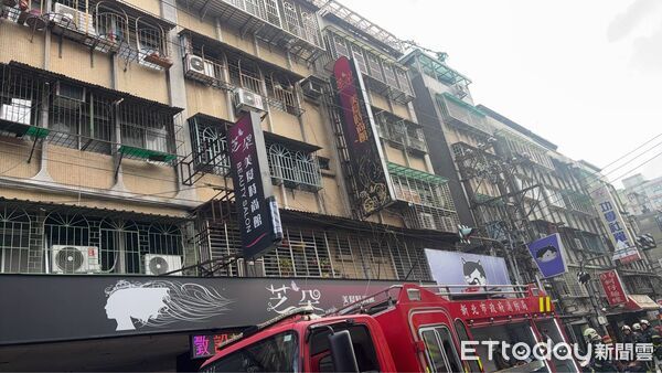 ▲▼土城頂加鐵皮屋起火，1女子命危送醫             。（圖／記者陳以昇翻攝）