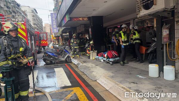 ▲▼土城頂加鐵皮屋起火，1女子命危送醫             。（圖／記者陳以昇翻攝）