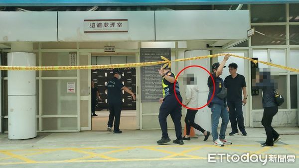 ▲▼             新竹4少年車禍身亡，郭姓少年母親抵達殯儀館相驗。（圖／記者黃彥傑攝，下同）