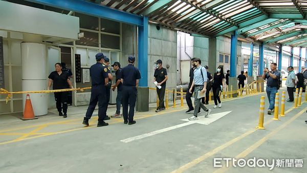 ▲▼             新竹4少年車禍身亡，郭姓少年母親抵達殯儀館相驗。（圖／記者黃彥傑攝，下同）