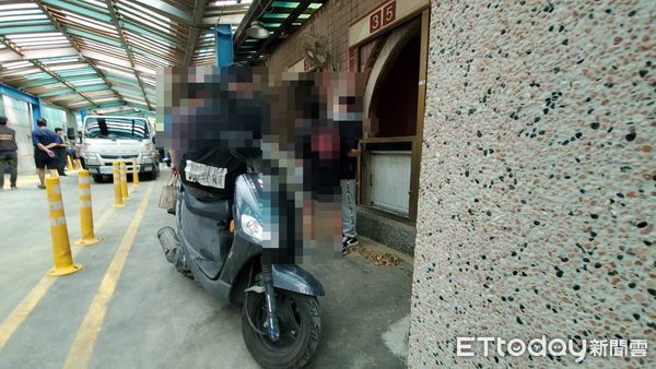 ▲▼ 新竹4少年車禍身亡，宗姓少年阿嬤抵達殯儀館相驗。（圖／記者黃彥傑攝，下同）