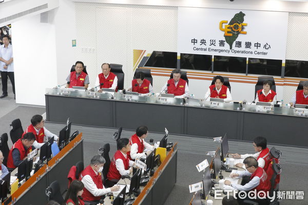 ▲▼總統賴清德在行政院長卓榮泰的陪同下，赴中央災害應變中心視察颱風樺加沙防災整備情形。（圖／記者湯興漢攝）