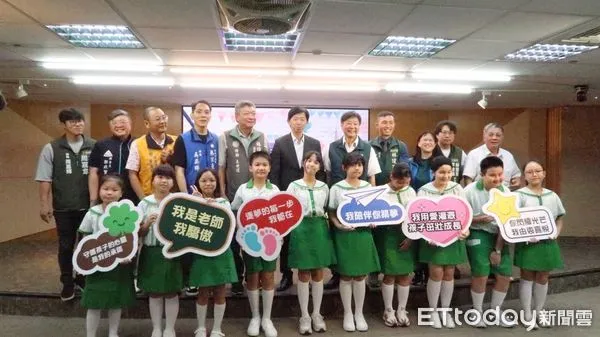 ▲台南市教育局推出「我的招牌老師」影片，學生模仿老師招牌動作，溫馨呈現師生情感連結。（記者林東良翻攝，下同）