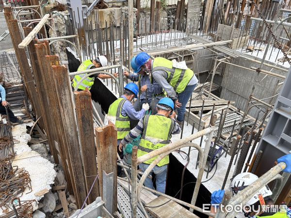 ▲苗栗縣三義鄉一間化工廠新建廠房工地，今下午發生6名工人甲苯中毒，所幸協助脫困後無大礙，2人送醫檢查中。（圖／記者楊永盛翻攝）