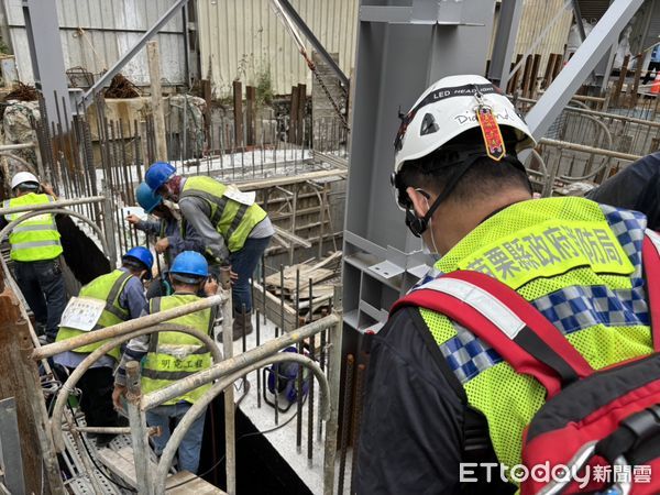 ▲苗栗縣三義鄉一間化工廠新建廠房工地，今下午發生6名工人甲苯中毒，所幸協助脫困後無大礙，2人送醫檢查中。（圖／記者楊永盛翻攝）