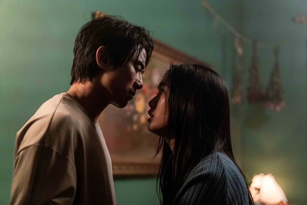 ▲雷嘉汭在電影《詭鄉》中和初孟軒虐戀。（圖／一群獨角鯨娛樂提供）