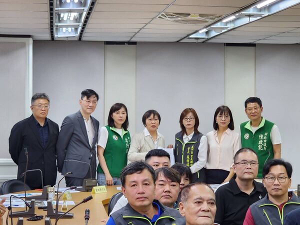 ▲▼民進黨立委林淑芬率蘆洲議員、里長赴內政部抗議，反對三重果菜批發市場強遷蘆洲。（圖／立委林淑芬國會辦公室提供）