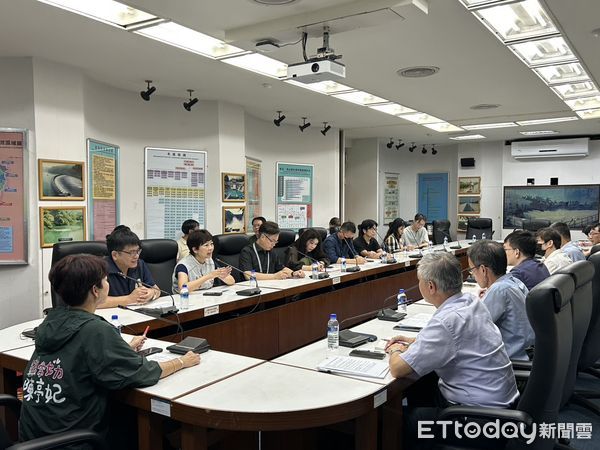 ▲立委陳亭妃邀集各單位研商嘉南水利處遷建及古蹟再利用，盼助台南美術館一館擴張。（記者林東良翻攝，下同）