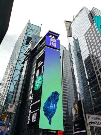 ▲▼在聯合國大會召開之際，全球最受矚目地標之一的紐約時代廣場巨型看板上，再度亮起了「讓台灣參與」（Chip in with Taiwan）、「團結會更好」（Better Together）的廣告。（圖／蕭美琴臉書）