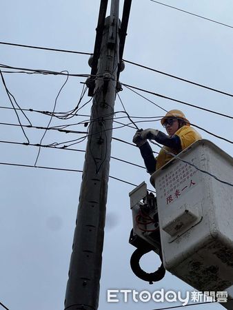 ▲▼樺加沙侵襲屏東1700戶停電　台電出動142人、121工程車搶修。（圖／記者陳崑福翻攝）