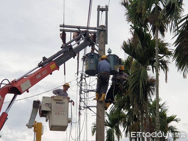▲▼樺加沙侵襲屏東1700戶停電　台電出動142人、121工程車搶修。（圖／記者陳崑福翻攝）