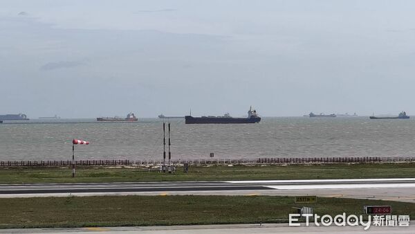 ▲▼樺加沙強颱來襲風勢強勁，海巡嚴密監控金門滯留貨輪。（圖／記者林名揚翻攝）