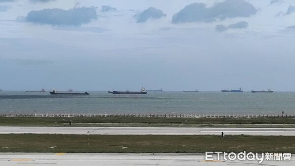 ▲▼樺加沙強颱來襲風勢強勁，海巡嚴密監控金門滯留貨輪。（圖／記者林名揚翻攝）