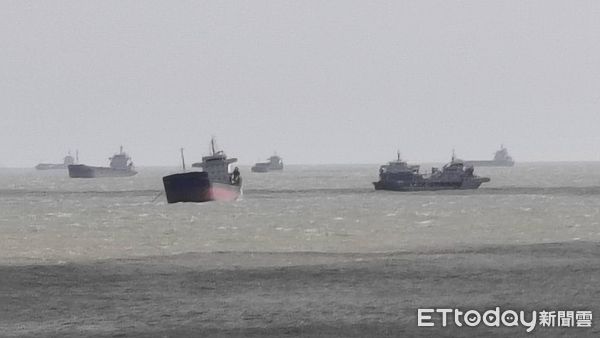 ▲▼樺加沙強颱來襲風勢強勁，海巡嚴密監控金門滯留貨輪。（圖／記者林名揚翻攝）