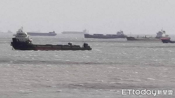 ▲▼樺加沙強颱來襲風勢強勁，海巡嚴密監控金門滯留貨輪。（圖／記者林名揚翻攝）