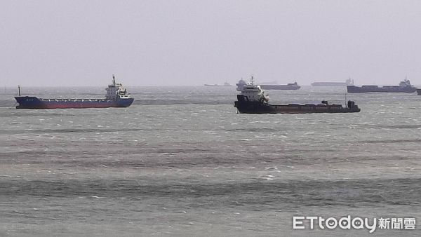 ▲▼樺加沙強颱來襲風勢強勁，海巡嚴密監控金門滯留貨輪。（圖／記者林名揚翻攝）