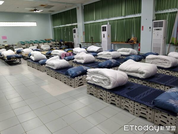 ▲市長黃偉哲22日要求各區公所全面拉高戒備，落實分區聯防、就近安置、即時動員。（記者林東良翻攝，下同）