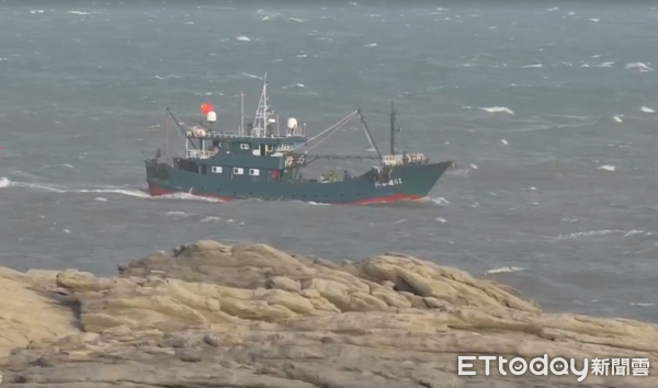 ▲強颱樺加沙外圍掀巨浪，不料卻有10多艘陸漁船冒險越界金門海域搶撈漁貨。（圖／記者林名揚攝）