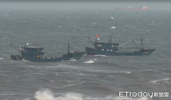 ▲強颱樺加沙外圍掀巨浪，不料卻有10多艘陸漁船冒險越界金門海域搶撈漁貨。（圖／記者林名揚攝）