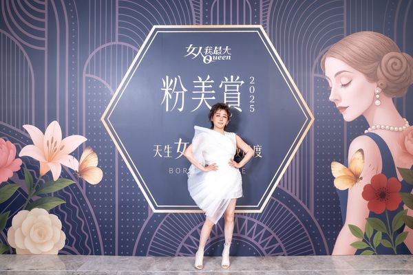 ▲▼藍心湄以一襲銀白亮色小短裙化身美人魚，亮麗登場粉美賞 。（圖／TVBS提供）