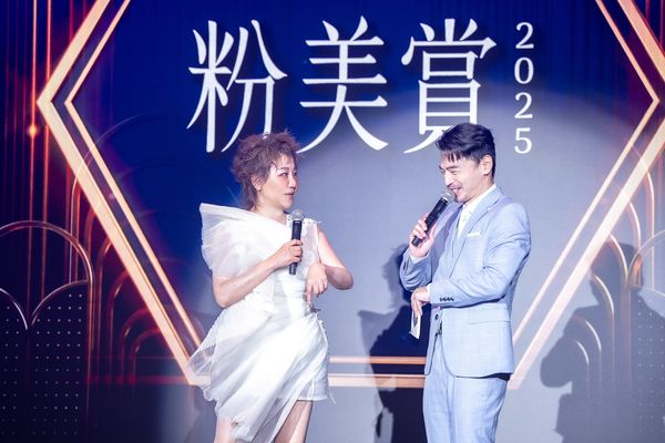 ▲▼藍心湄以一襲銀白亮色小短裙化身美人魚，亮麗登場粉美賞 。（圖／TVBS提供）