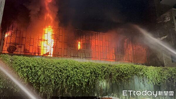 ▲台南市中西區西寧街一處五層樓連棟住宅，21日晚間發生火警，造成1名59歲錢姓女子不幸命喪火場，檢警相驗後決定擇期解剖查明死因。（圖／記者林東良翻攝，下同）