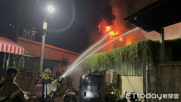 ▲台南市中西區西寧街一處五層樓連棟住宅，21日晚間發生火警，造成1名59歲錢姓女子不幸命喪火場，檢警相驗後決定擇期解剖查明死因。（圖／記者林東良翻攝，下同）