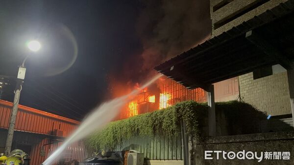 ▲台南市中西區西寧街一處五層樓連棟住宅，21日晚間發生火警，造成1名59歲錢姓女子不幸命喪火場，檢警相驗後決定擇期解剖查明死因。（圖／記者林東良翻攝，下同）