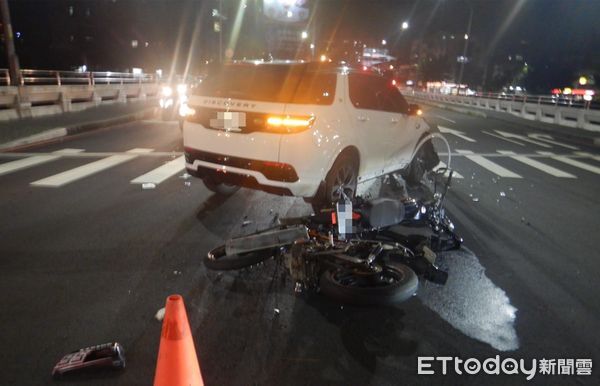 ▲▼台中豪華休旅左轉碰撞2機車　車頭撞爛照曝光！2騎士送醫。（圖／記者游瓊華翻攝）