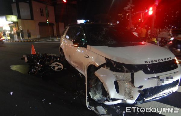 ▲▼台中豪華休旅左轉碰撞2機車　車頭撞爛照曝光！2騎士送醫。（圖／記者游瓊華翻攝）