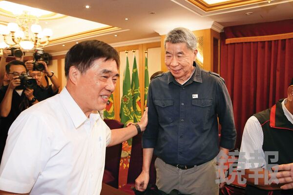 郝龍斌（左）、張亞中（右）在軍系活動強碰，相互打氣。（鏡報董孟航）