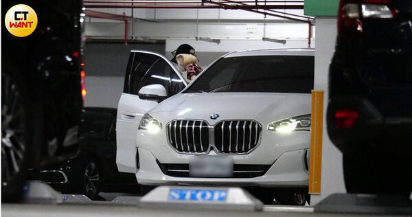 陳漢典開車載著Lulu前往台北文華東方酒店看婚宴場地。（圖／本刊攝影組）