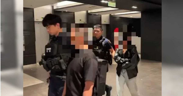 被逮的男客儘管第一時間不承認有性交易行為，但隨後在警方告知下得知眼前的美女是「男兒身」後，當場崩潰。（圖／翻攝畫面）