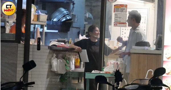 緊握不放1／孫其君夜巡東張西望　牽手阿姨獲得滿滿正能量