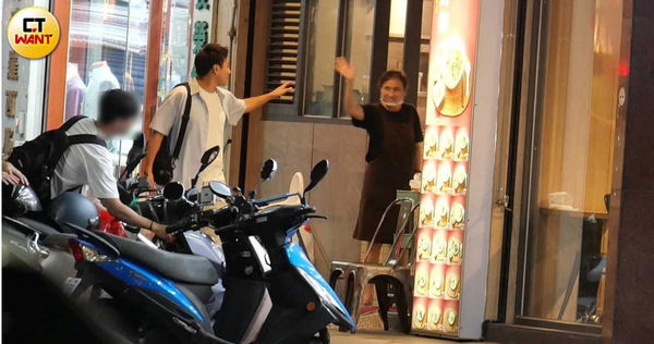 緊握不放1／孫其君夜巡東張西望　牽手阿姨獲得滿滿正能量