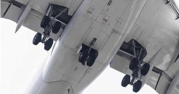 險過電影！阿富汗13歲少年「爬進輪艙」偷渡成功　藏身輪艙飛行1.5小時奇蹟生還